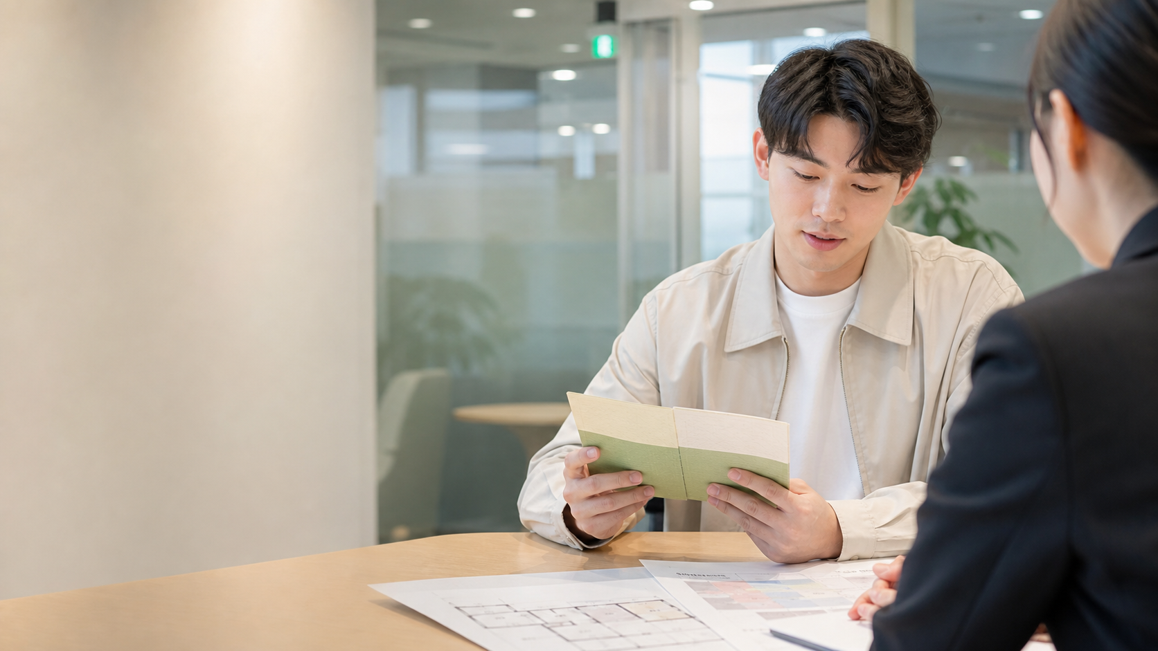 주택청약통장 월 25만원 납입 인정 관련 자료를 확인하는 모습